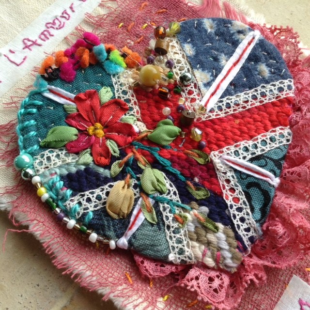 details embrodery heart Béa